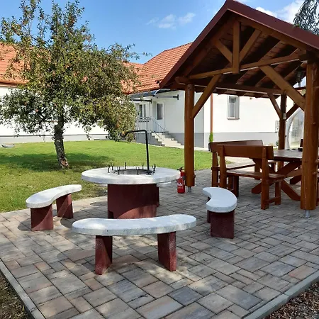 Matra Gold Vendeghaz ヴィラ *